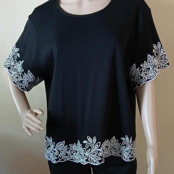Alfred Dunner Petite Black & White Trim Top - Picture 8 of 8